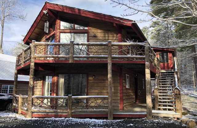 Unique Rustic Ski-Tree House - Game room, Hot tub & Sauna
