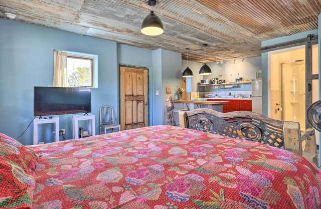 Unique Santa Cruz Studio ~ 25 Mi to Santa Fe