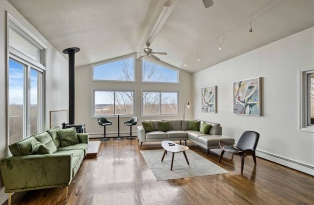Unique Scenic home with king suite & Hot tub