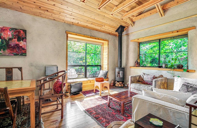 Unique & Serene Retreat, 7 Mi to Downtown Portland