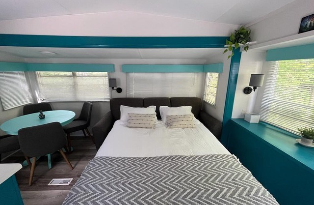 Unique "Shipwreck" Glamping RV I Near Grotto