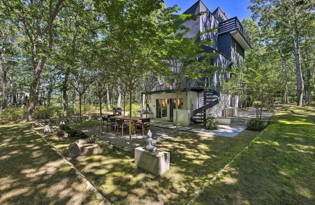 Unique Southampton Getaway w/ Rooftop Deck!