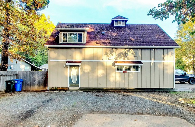 Unique Southern Oregon retreat with kids' items & washer/dryer - dog-friendly