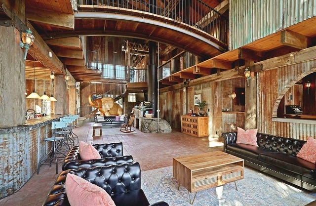 Unique Stay! Pool/ Hot Tub/ Game Room/ Bar/ Views