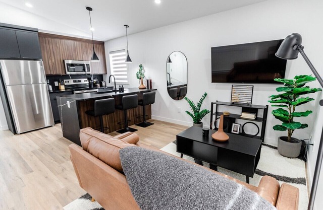 *Unique Suite | Free Parking | 5 min to Downtown*