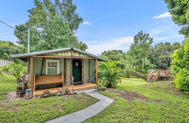 Unique "Tiki Hut" vibe in Downtown Mt Dora!!!!