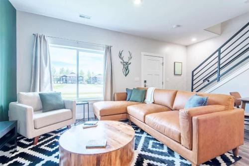 Unique Townhome 2 Car Garage & AC