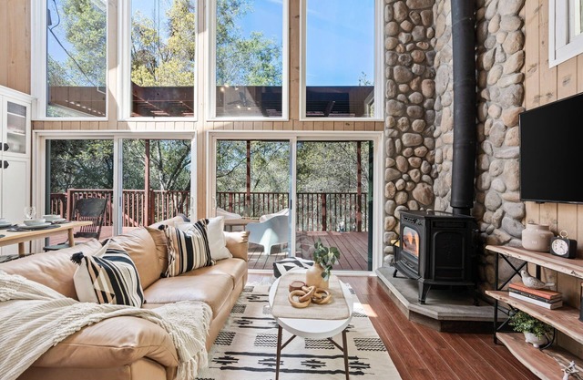 Unique Treehouse Cabin on boulders 2 miles from Sequoia National Park