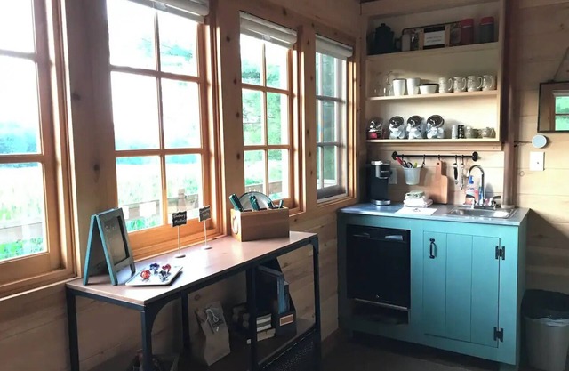 Unique treehouse cabin with all amenities inspired by forest ranger lookout.