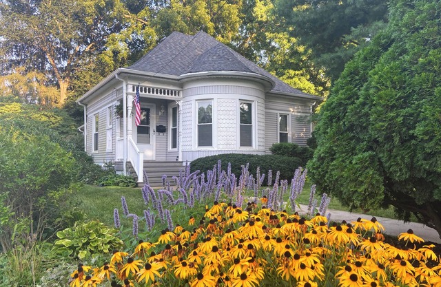 Unique Victorian Cottage Close to Town