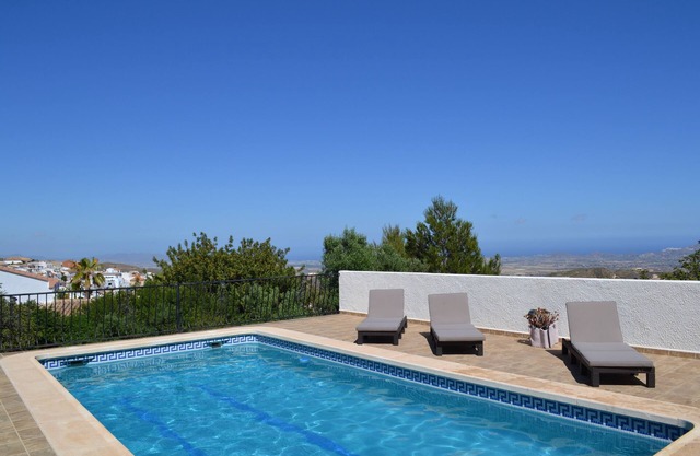 Einzigartig gelegen Villa mit privatem Pool und herrlichem Blick auf Küste