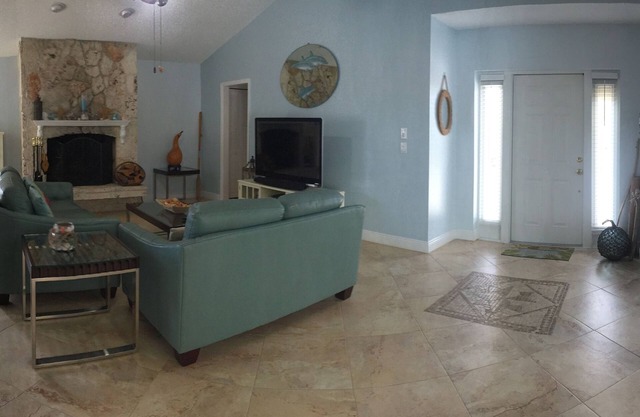 3 Schlafzimmer 2. 5 Badezimmer, Schlafmöglichkeiten für 8. Split Haus am Wasser, beheizter Pool und Bootsanlegestelle