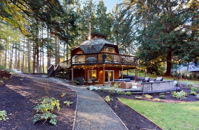 Unique waterfront home with sauna, hot tub, and washer & dryer
