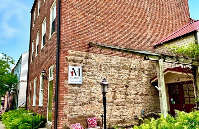 Unique suite in original wine cellar in the heart of Downtown Hermann!