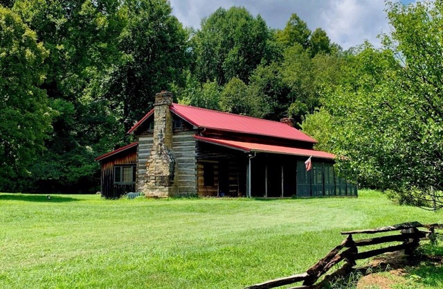 Unique Woodland Haven: Peaceful Historic Cabin with Modern Comforts
