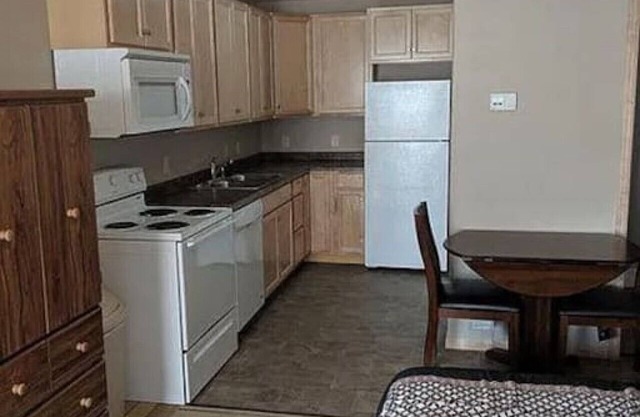 Unit 1: Cozy Studio Microhotel with Full Kitchen.