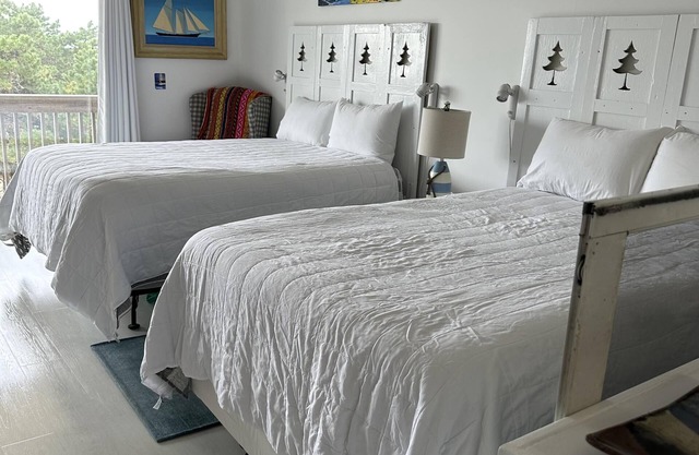 2nd Floor Deluxe Efficiency, Privates Deck mit weitem Blick auf die Bucht in N Truro