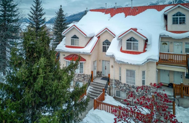 Unit 542 Fernie Ski Bike Fish Double Queen Room on the River