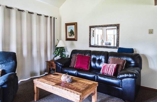 Unit #7 Cozy 2 Bed/2 Bath Condo on Golf Course with Hot tub/ Sauna/ Pool