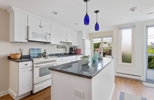 Unit 7 Poolside 2BD--A/C, Private Balcony, Association Beach & Pool