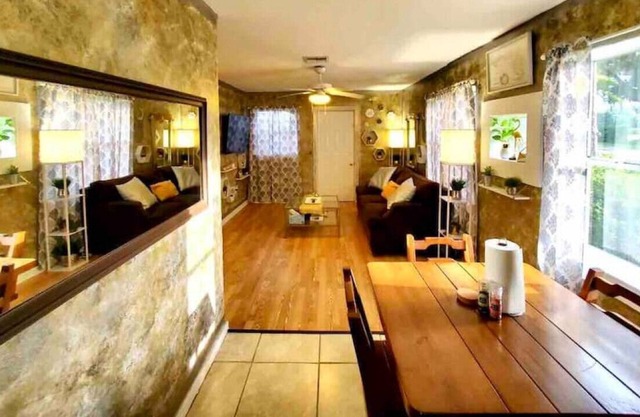 UNIT A · Private Lakeside Bungalow! Comfy, Clean, 1GB WiFi