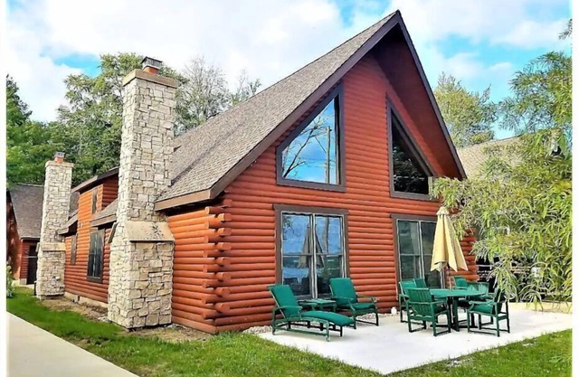 Unity Log Cabin on Bass Lake
