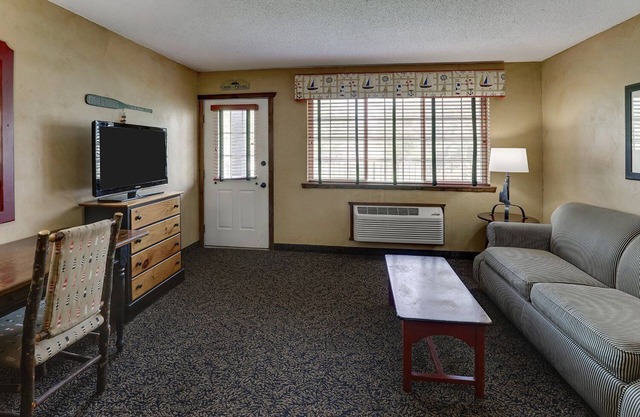 Unleash Adventure! Stylish Lodging Blocks Away from Illinois River Valley