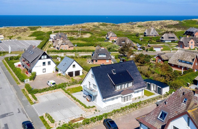 Unmittelbar am Strand gelegenes, sehr großzügiges 3-Raum-Appartement im OG&DG.