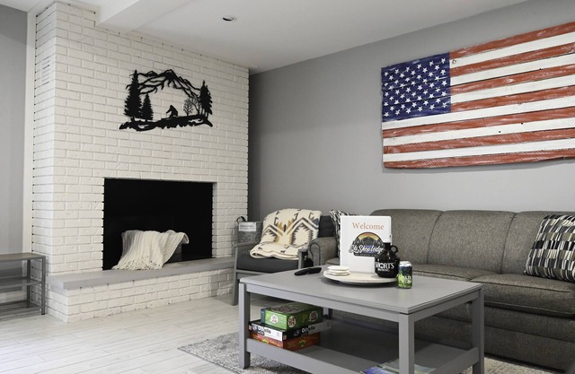 Unpack and relax in this 2 bedrm, 1.5 bath mountain view condo. Sleeps 6. Pools