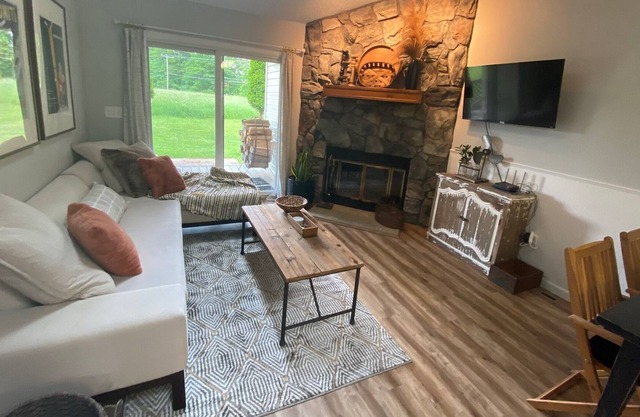 Unplug and Relax and swim at newly remodeled 2 bedroom townhouse