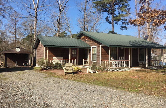 Ziehen Sie im The Cabin mit Familie und Freunden in Toledo Bend in der Nähe von Huxley Bay den Stecker aus der Steckdose