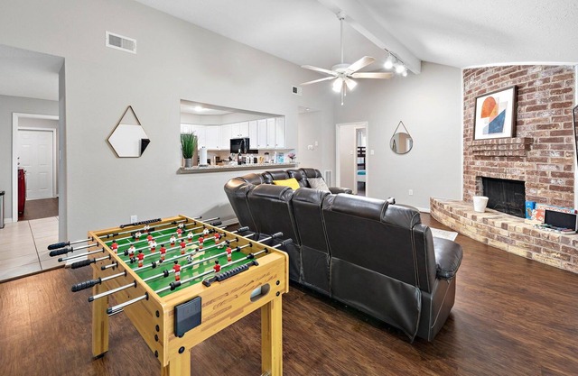 Luxurious Home w/ 4 Bedrooms, 2 Baths, Foosball, Backyard, Grill, Netflix