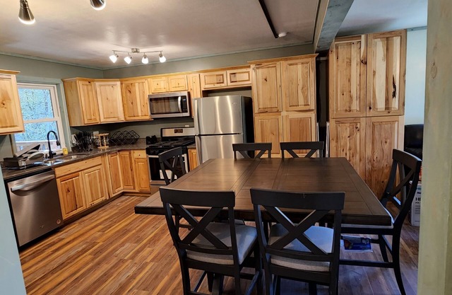 Unterwalden NEW HotTub Firepit SmartTVs Full Kitchen Mt Hideaway Trout Stream