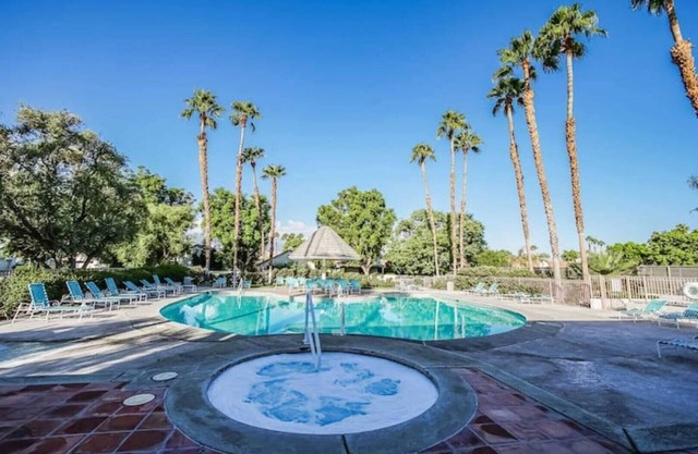 Unwind *3 Pools/11 Hot tubs * 2/2 w/Kitchen for 6!