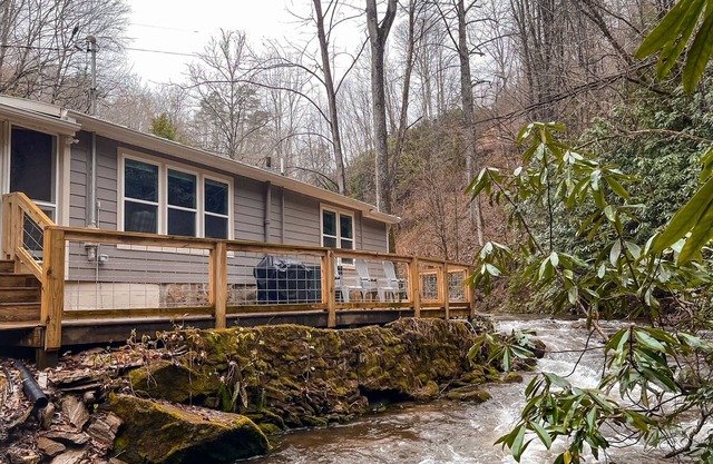 "UNWIND BY THE WATER'S EDGE" Beautiful 2/1 Cabin w/ Hot Tub on Roaring Creek!