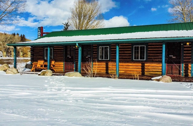 Unwind in a Deluxe Queen Room with Scenic Riverfront and Serene Mountain Vistas.