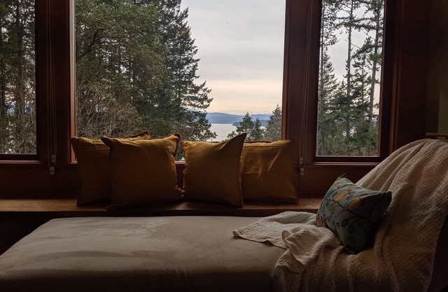 Unwind in Paradise: Waterfront Coach House with Incredible Views, Pender Island