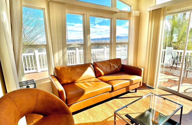 Unwind in the Charming Tiny House and soak in the amazing River Views!