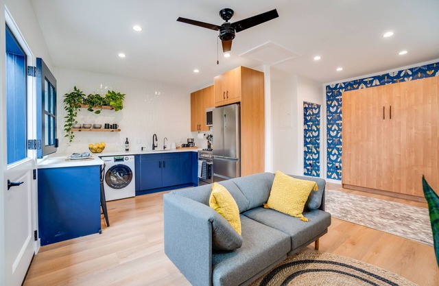 Unwind in this stylish cottage, 5 min. from Lake Balboa Park!