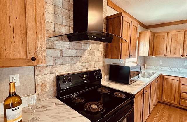 Unwind in Wauchula at this Cozy Mobile Home