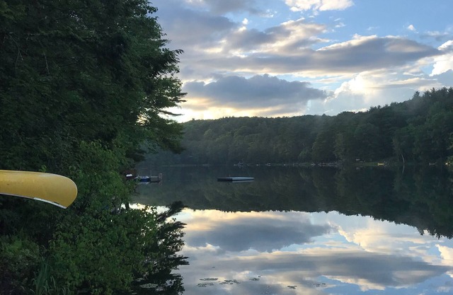 Entspannen Sie mit Blick auf die ruhige Schönheit des Hills Pond