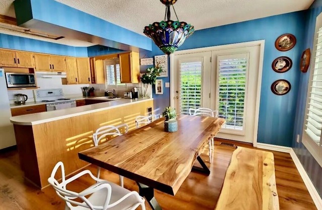 Unwind Recharge Repeat│family-friendly lakefront cottage sleeps 8 adult and plus