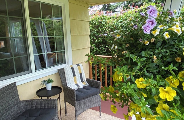 UO 8 blocks, Thanksgiving Weekend Open, Full Kitchen, Comfy Beds, Private