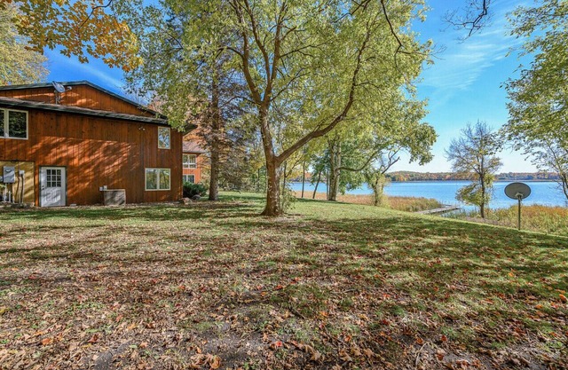 Up North Feel on Serene Lake close to Metro