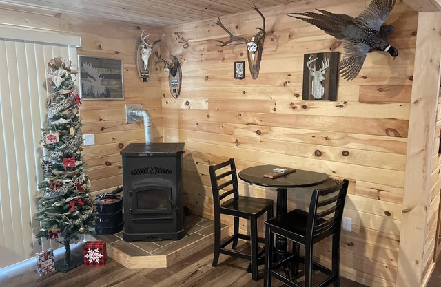 UP Riverfront Cabin with rustic charm & modern amenities. Great for families!