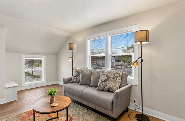 Upbeat Upper Apt - 1 Mile to Maritime Museum Manitowoc