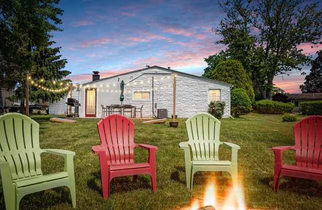 Updated Lake Home: Kayaks, Corn hole, Firepit & pet-friendly!