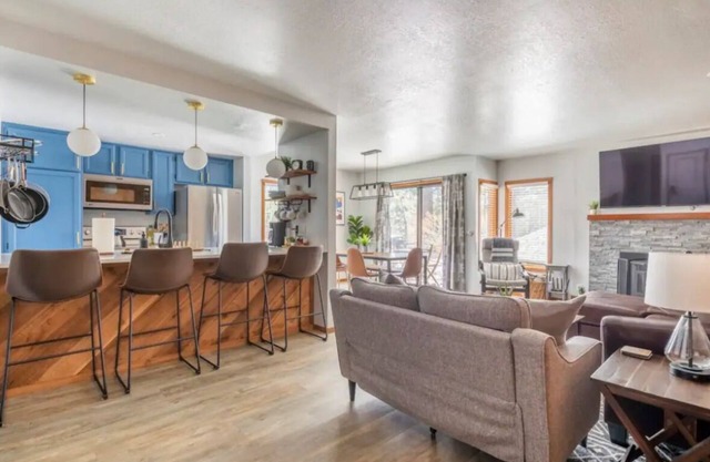 Updated 1 bedroom with bunks near Mammoth Creek, bike paths, & free shuttle!