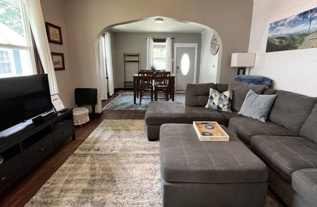 Adorable 1-Bedroom w/ King + Free Curbside Parking & Private Laundry