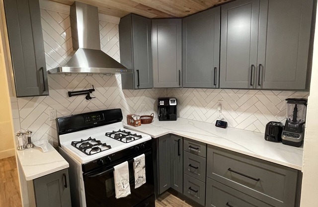 Updated 19th Century Colonial 10 min from Okemo